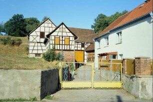 Blick in einen Hof, Wohnhaus, gegenüber Wirtschaftsgebäude, hinten Scheune