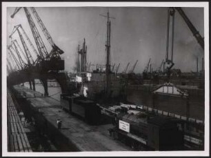 Krananlagen am Überseehafen Bremen