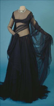 Schwarzes Windkleid und Collier (Archivtitel)