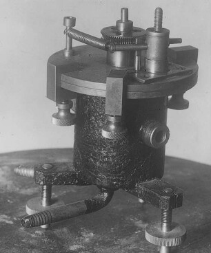 Debye-Scherrer-Kamera für röntgen-spektroskopische Metalluntersuchung (Kaiser-Wilhelm-Institut) : Technikgeschichte | Stoffkunde und Materialprüfung | Stoffkunde | Metallographie | Die Arbeitsmethoden der Metallographie