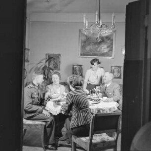 Wehrmachtssoldat in Uniform besucht seine Familie