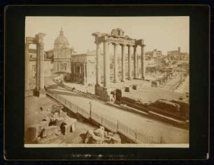 Forum Romanum, Rom: Blick Richtung Colosseum mit Vespasian- und Saturn-Tempel und Septimus-Severus-Bogen