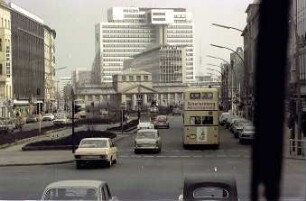 Berlin: Tauentzienstraße mit U-Bahnhof Wittenbergplatz von der Martin-Luther-Straße