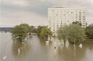 Dresden. Elbe-Hochwasser August 2002. Hochhaus am Terrassenufer