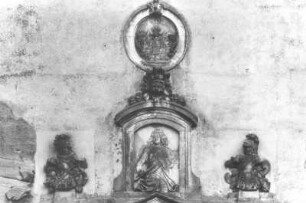 Königstein. Festung. Torhaus (1589-1591, P. Buchner). Portal (1729/1736). Reliefschmuck über Dreiecksgiebel (1910, August der Starke und Wappenmedaillon von O. Panzner)