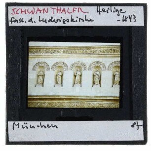 München, St. Ludwig : Heiligenfiguren an der Fassade