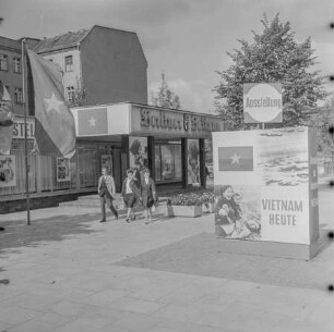 Werbung für Vietnam-Ausstellung in Friedrichstraße, 1966. SW-Foto © Kurt Schwarz.