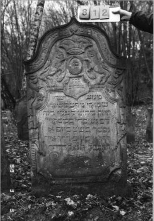 Grabstein 812 (Index: 99751493) Material: Sandstein Zustand: leicht verwittert Maße HxBxT: 152x82x10 cm Beschreibung: Stele, eingezogener Kielbogenabschluß, Schriftfeld eingetieft Symbolik: Löwenpaar herschauend als Schildhalter, Wappenschild, Krone, Ranken: Grabstein 812