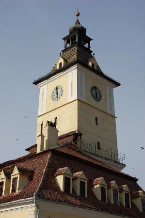 Turm des gotischen Rathauses von Brasov (Kronstadt) in Siebenbürgen, Rumänien