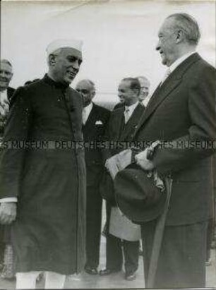 Konrad Adenauer begrüßt den indischen Ministerpräsidenten Nehru in Köln-Wahn