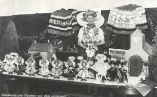Pauline Krautz / Pawlina Krawcowa aus Cottbus mit ihren Puppen : Bildende Volkskunst - Puppen. Ort: Choćebuz / Cottbus. Porträt Pauline Krautz / Pawlina Krawcowa mit ihren Puppen, um 1930.