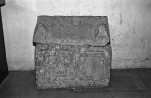 Reliquienschrein in Form eines Sarkophags