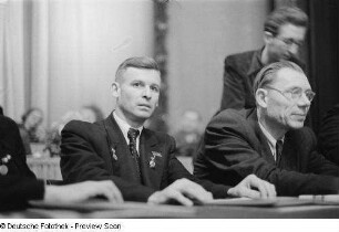 Pawel Bykow mit anderen Delegierten