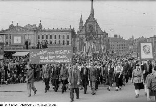 Demonstrationszug auf dem Augustusplatz, im Hintergrund die Universitätskirche St. Pauli und das Augusteum