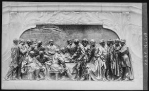 Budapest. Relief an dem Graf-Andrassy-Denkmal (1906) : Budapest. Reiterstandbild von Gyula Andrássy (1906; György Zala). Relief mit Verhandlungsszene (Graf Andrássy als Außenminister auf dem Berliner Kongress 1878) am Postament. Das Denkmal wurde 1945 abgetragen und eingeschmolzen, 2016 wurde eine Kopie aufgestellt.