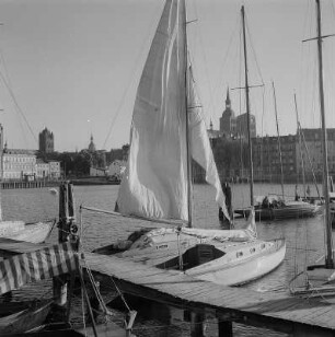 Stralsund. Hafen, im Vordergrund Segelschiffe, im Hintergrund Stadtpanorama mit Nikolaikirche undJakobikirche