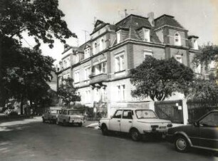 Dresden-Kaditz, Waldemarstraße 14/12. Doppelwohnhaus mit Einfriedung (um 1904). Straßenansicht von Südwesten
