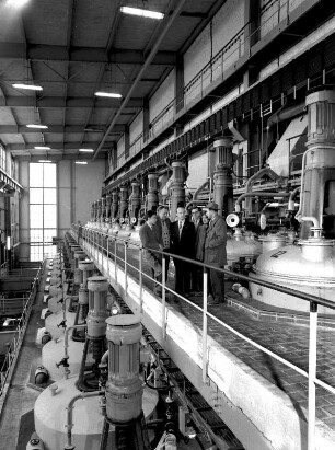 Arbeiter in der Werkhalle des Chlor-Betriebs des Elektrochemischen Kombinats Bitterfeld