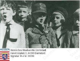 Hessen (Volksstaat), 1933 April 15 / Räumung des Liebknechthauses durch die SA als neues Kinderspiel 'Die Straße frei den braunen Bataillonen' / Gruppenaufnahme von Kindern