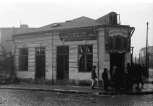 Bukarest: Calea Dudesti: Geplünderte Drogerie, das ganze Haus von gegenüber