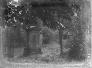 Rückseite des Grabsteins von Johann Friedrich Reichardt auf dem Friedhof St. Bartholomäus vor der Erneuerung.