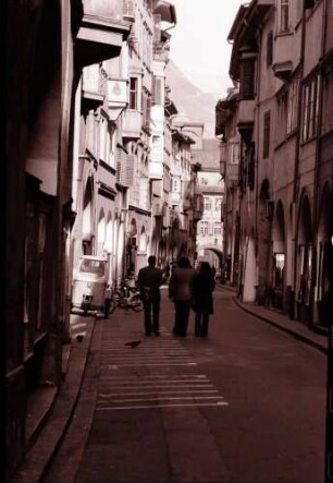 Bozen, Bolzano: Langgasse mit Blick zum Rosengarten