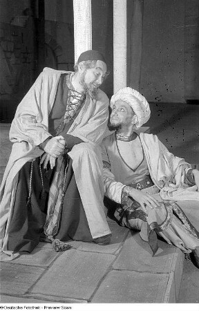 Szenenbilder aus dem Stück "Nathan der Weise" von Gotthold Ephraim Lessing im Deutschen Theater Berlin : Szene mit Paul Wegener als Nathan (links) und Alfred Althoff als Derwisch (rechts)