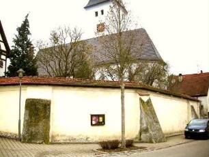 Ansicht von Südosten mit Kirche (im Kern Romanisch) über Kirchhofmauer (Wehrgang mit Steinbrüstung im 18 Jh abgetragen) von Ortsseite