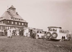 Osterzgebirge, Schwartenberg, Bergbaude (Unterkunftshaus) mit parkenden Autobussen. Bildstellenfahrt