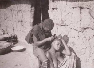 Suahelifrauen bei der Frisur : Tanganyika Territory (heute: Tansania). Suahelifrauen (Swahili) bei der Frisur, 1936