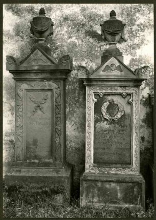 protestantische Kirche, zwei Grabsteine um 1860