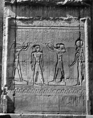 Zweite Schranke mit Relief "Reinigungsszene" : Esna. Chnumtempel (310ante/30ante-30ante/395). Pronaosfassade. Zweite Schranke mit Relief "Reinigungsszene"