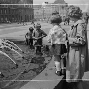 Dresden. Runder Brunnen Ernst-Thälmann-Straße Nordseite von 1969