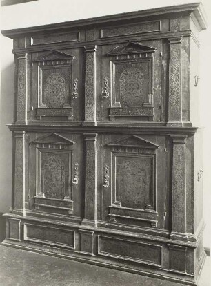 Schrank mit Intarsien