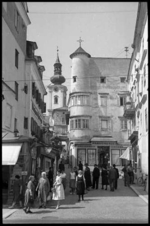 Salzburg: Blick in die Kirchgasse vom See aus