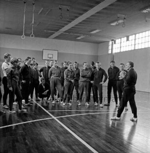 Stadtschule: Salinenstraße: Turnhalle: Sportgruppe beim Basketballtraining