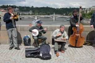 Prag - Jazzmusiker auf der Karlsbrücke : Eine Jazzband musiziert auf der Karlsbrücke in Prag, aufgenommen 2004