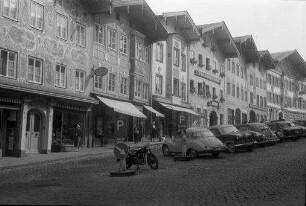Bad Tölz: Hauptstraße [Marktstraße] mit Parkplatz und Brunnen