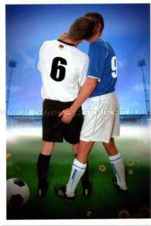 Zwei sich küssende, homosexuelle Fußballer (Prämiertes Foto Sonderthema: Fußball-Fieber)