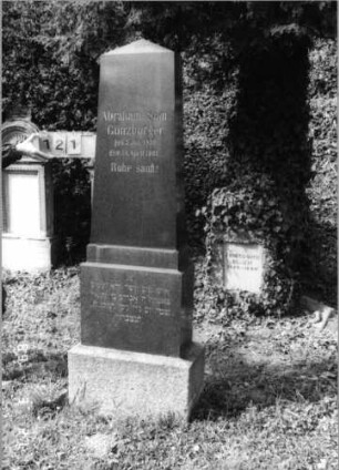 Grabstein 121 (Index: 99792687) Material: Granit Zustand: gut Maße HxBxT: 196x155x28 cm Beschreibung: Obelisk, getreppter Sockel Steinmetz: Huber: Grabstein 121