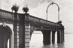 Friedrichshafen, Seebrücke : Friedrichshafen. Schlosshafen, Seebrücke "Tonplaisir"