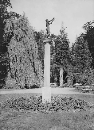 Jüngling, auf einer Säule stehend