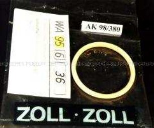 Armreif aus Elfenbein, vom Zoll beschlagnahmt, mit Zoll-Inventarschild und Zoll-Kunststofftüte
