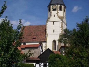 Ansicht von Süden mit Kirche (Chorturm mit Schlitzscharten) über Kirchhofmauer
