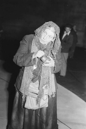 Szenenbilder aus dem Drama "Der Gesang im Feuerofen" von Carl Zuckmayer am Schillertheater Berlin : Szenenbild