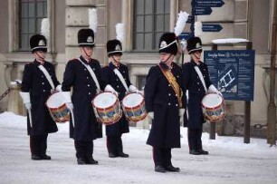 Stockholm - Wachaufzug am Schloss : Trommler der Svea Livegarde vor dem Königlichen Schloss, aufgenommen 2006 in Stockholm