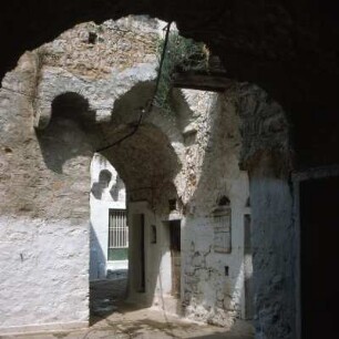 Chios, Mestá. Straßentunnel und Balkone in dem Bauernfestungsdorf
