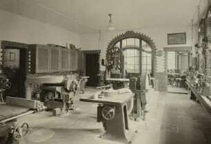 Maschinensaal : Staatliche Spielwarenschule, Grünhainichen. Der Maschinensaal mit neuzeitlichen Holzbearbeitungsmaschinen