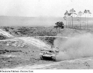 Deutschland . Nationale Volksarmee - Landstreitkräfte. Kampfpanzer in Fahrt in offenem Gelände