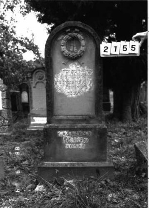 Grabstein 2155 (Index: 100097142) Maße HxBxT: 149x55x32 cm Symbolik: Trauerkranz: Grabstein 2155